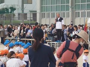 慈生園うんどうかいで挨拶を行う平井一三市長