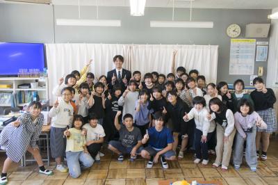 吉木小学校6年生の子どもたちと集合写真