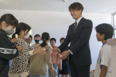 吉木小学校の子どもたちと握手する西舘選手