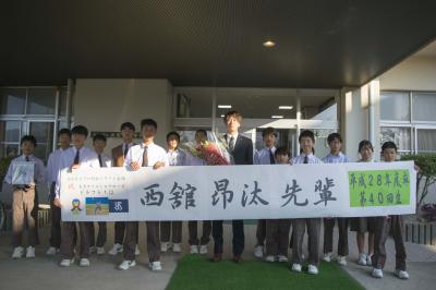 筑紫野中学校野球部の生徒たちと集合写真