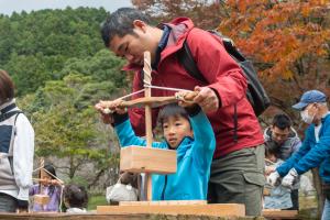 火おこし体験をする男の子