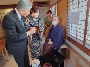 茶道の道具について説明を受ける平井一三市長