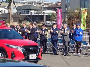 パトロール隊の出発を見送る平井一三市長