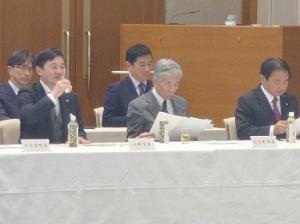 会議に出席する平井一三市長