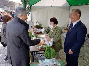 出店者と言葉を交わす平井一三市長