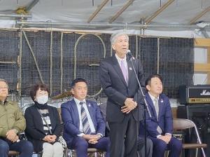 あいさつを行う平井一三市長