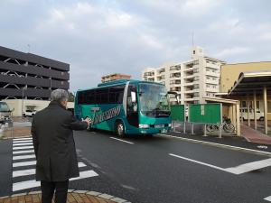 森林ボランティアの出発を見送る平井一三市長