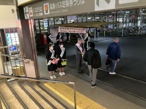 街頭啓発をする平井一三市長