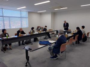 あいさつをする平井一三市長