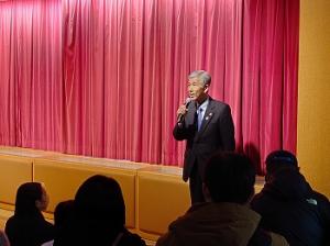 あいさつを行う平井一三市長