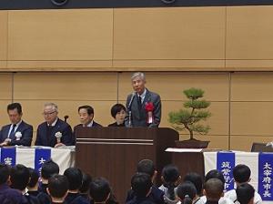あいさつを行う平井一三市長