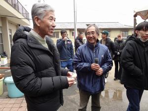 地域の方とお話する平井一三市長