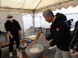 餅をつく平井一三市長