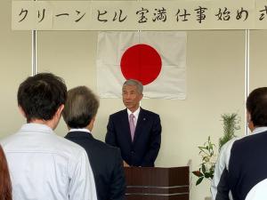 クリーンヒル宝満であいさつをする平井一三市長