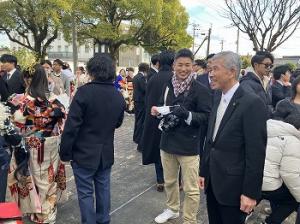 はたちのつどいの会場前で談笑する平井一三市長