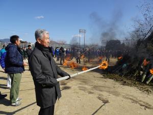 筑山中学校のほうげんぎょうに参加する平井一三市長