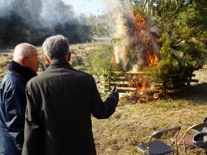 大門のほうげんぎょうに参加する平井一三市長