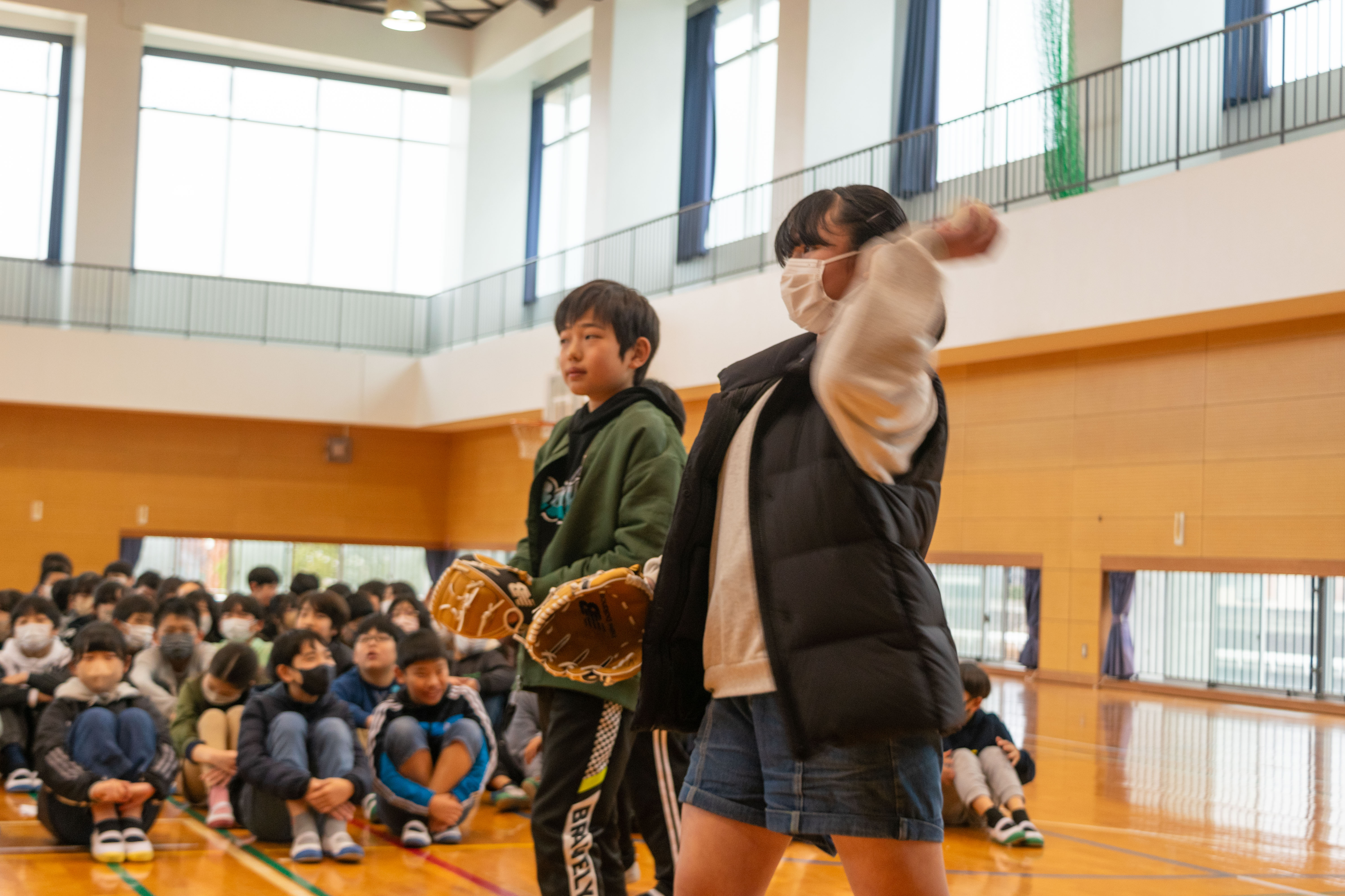 ボールを投げる女子児童