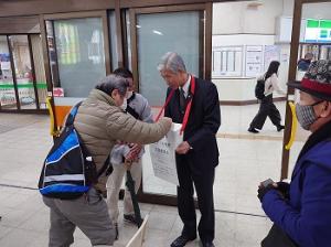 募金活動を行う平井一三市長