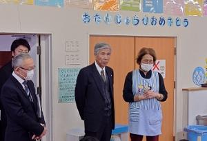 放課後児童クラブを見学する平井一三市長