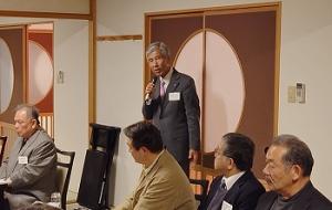 八者懇談会で挨拶を行う平井一三市長