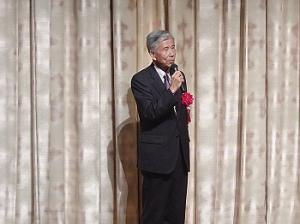 挨拶を行う平井一三市長