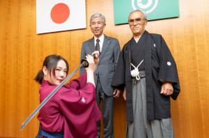 居合術を披露してくれた重富美由貴さんと平井一三市長