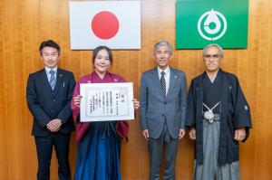 光武館の重富美由貴さんと前田館長と吉村市議と平井一三市長