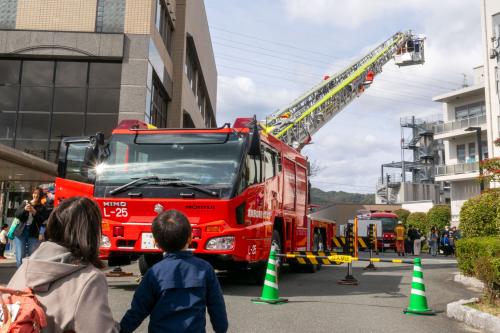 はしご車を見上げる子どもの画像