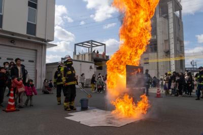 水をかけた瞬間、燃え上がる炎の画像