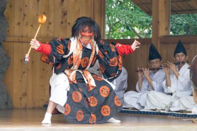 山家岩戸神楽の演目「荒振神」の写真