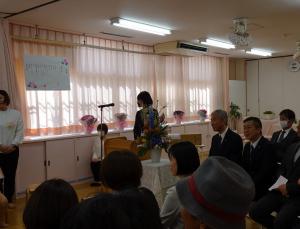 京町保育所で卒園証書の授与を見守る平井一三市長