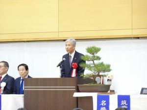 あいさつをする平井一三市長