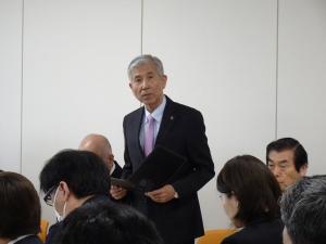 あいさつをする平井一三市長