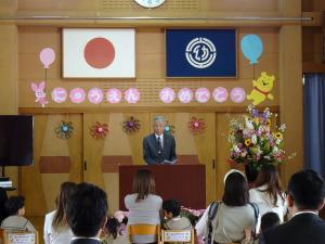 あいさつをする平井一三市長