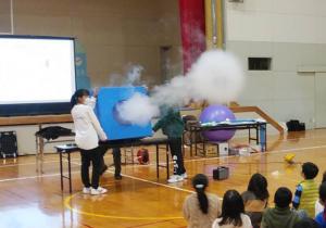 科学実験「空気砲」のようす