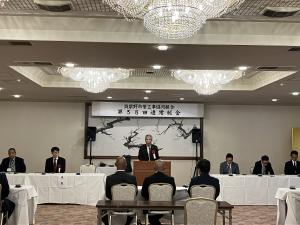 あいさつをする平井一三市長