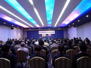 あいさつをする平井一三市長