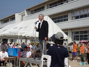 あいさつをする平井一三市長（筑紫東小運動会）