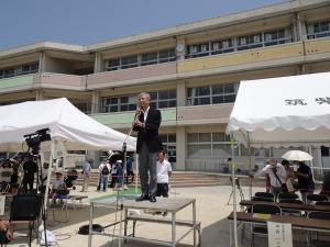 あいさつをする平井一三市長（山口小運動会）