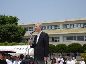 あいさつをする平井一三市長（二日市北小運動会）