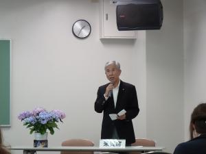 あいさつをする平井一三市長