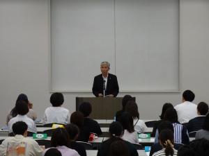 あいさつをする平井一三市長