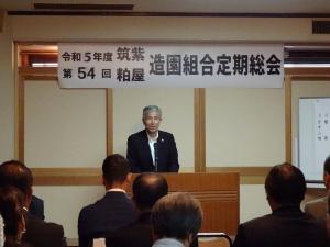 あいさつをする平井一三市長