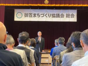 あいさつをする平井一三市長（御笠）