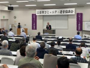 あいさつをする平井一三市長（二日市）
