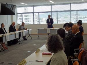 あいさつをする平井一三市長