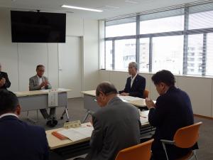 会議に出席する平井一三市長