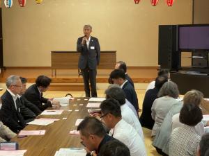 あいさつをする平井一三市長