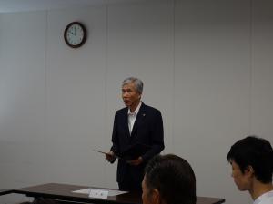 あいさつをする平井一三市長